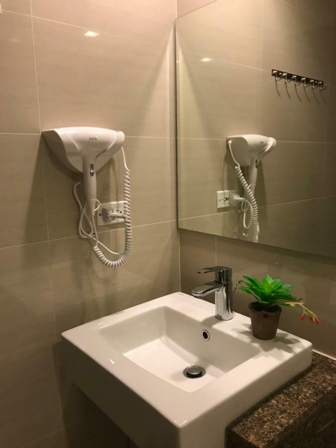 Travellers 101 Condo Near Manila Airport Kültér fotó